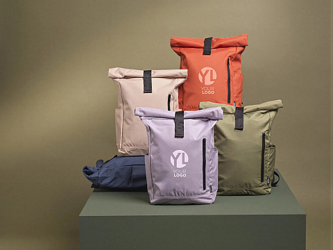 Рюкзак Байрон 15,6 объемом 18 л со скручиваемым верхом, изготовленный из переработанного ПЭТ по стандарту GRS, кирпичный - рис 7.